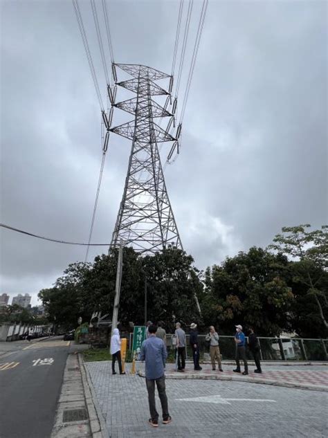 高壓電塔 距離|電力設施緊貼民宅 要求立法訂安全距離 